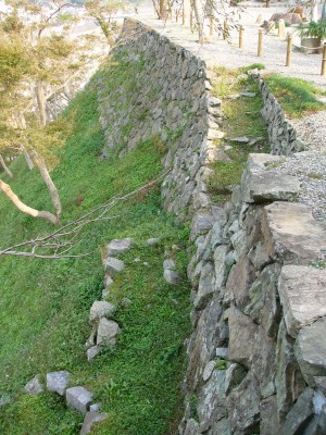 石垣の横の古い小道